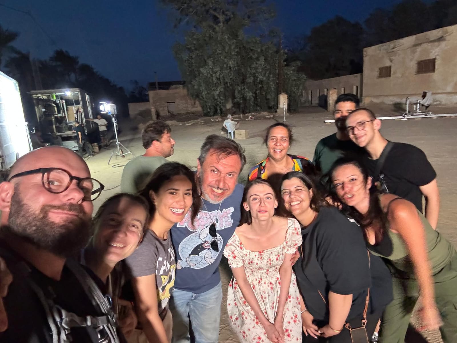 Équipe de production réunie en soirée